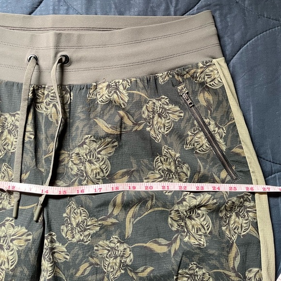 Athleta Trekkie North Printed Jogger Size 2X In Firma Floral Olive - Picture 9 of 14